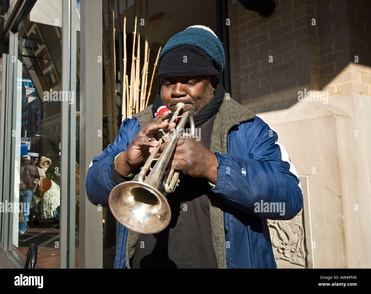 Jazz-Trompeter als Straßenmusikant auf der Straße bei der chinesischen Neujahrsparade in der Innenstadt von Washington DC in Chinatown Stockfoto
