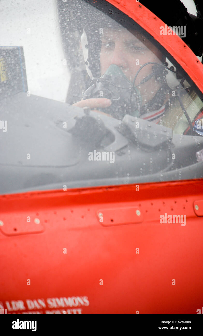 Nahaufnahme von einer roten Pfeile Display team pilot Dan Simmons Testflug vorbereiten Stockfoto