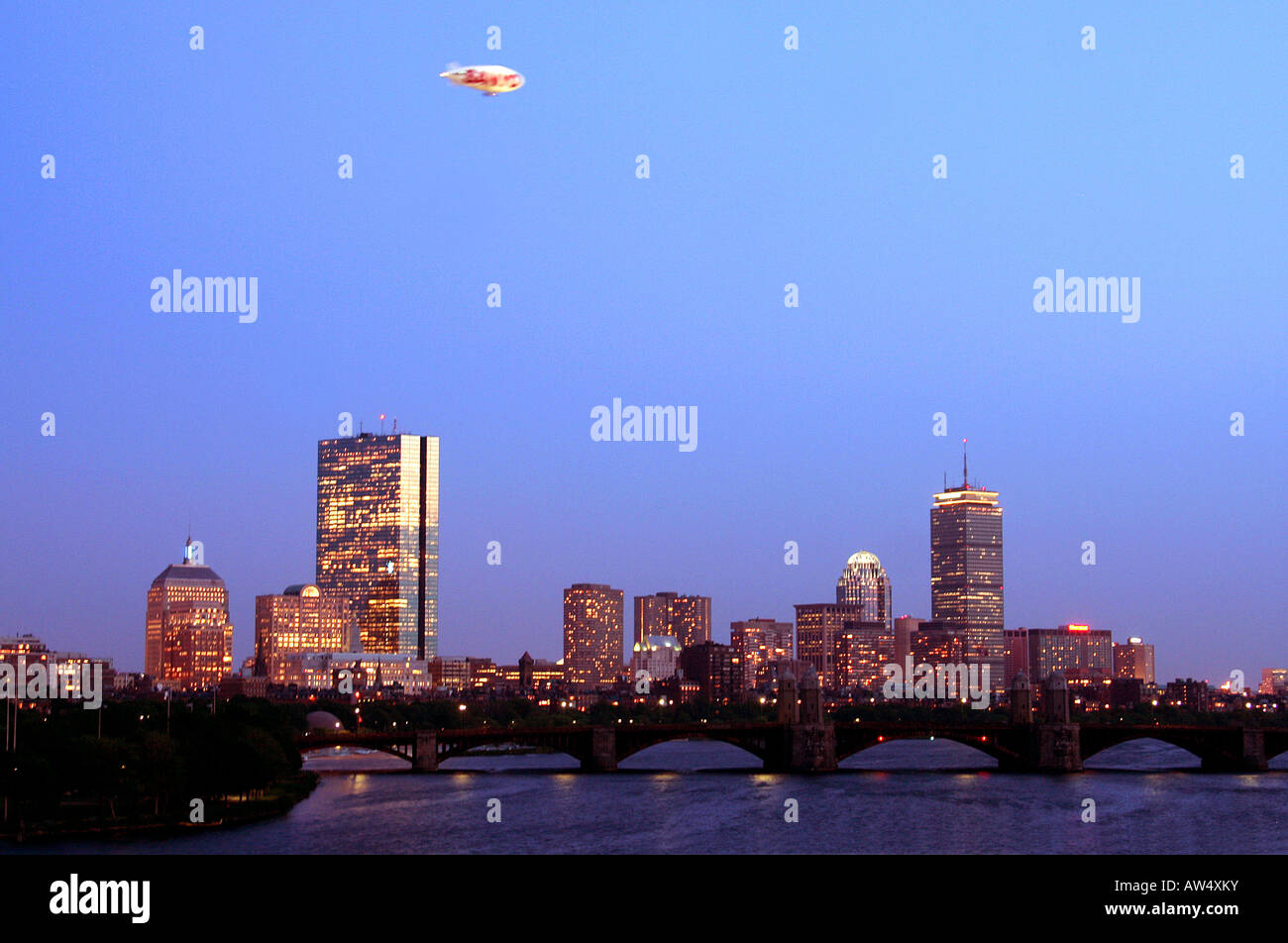 Skyline von Boston und Longfellow Bridge bei Nacht Stockfoto