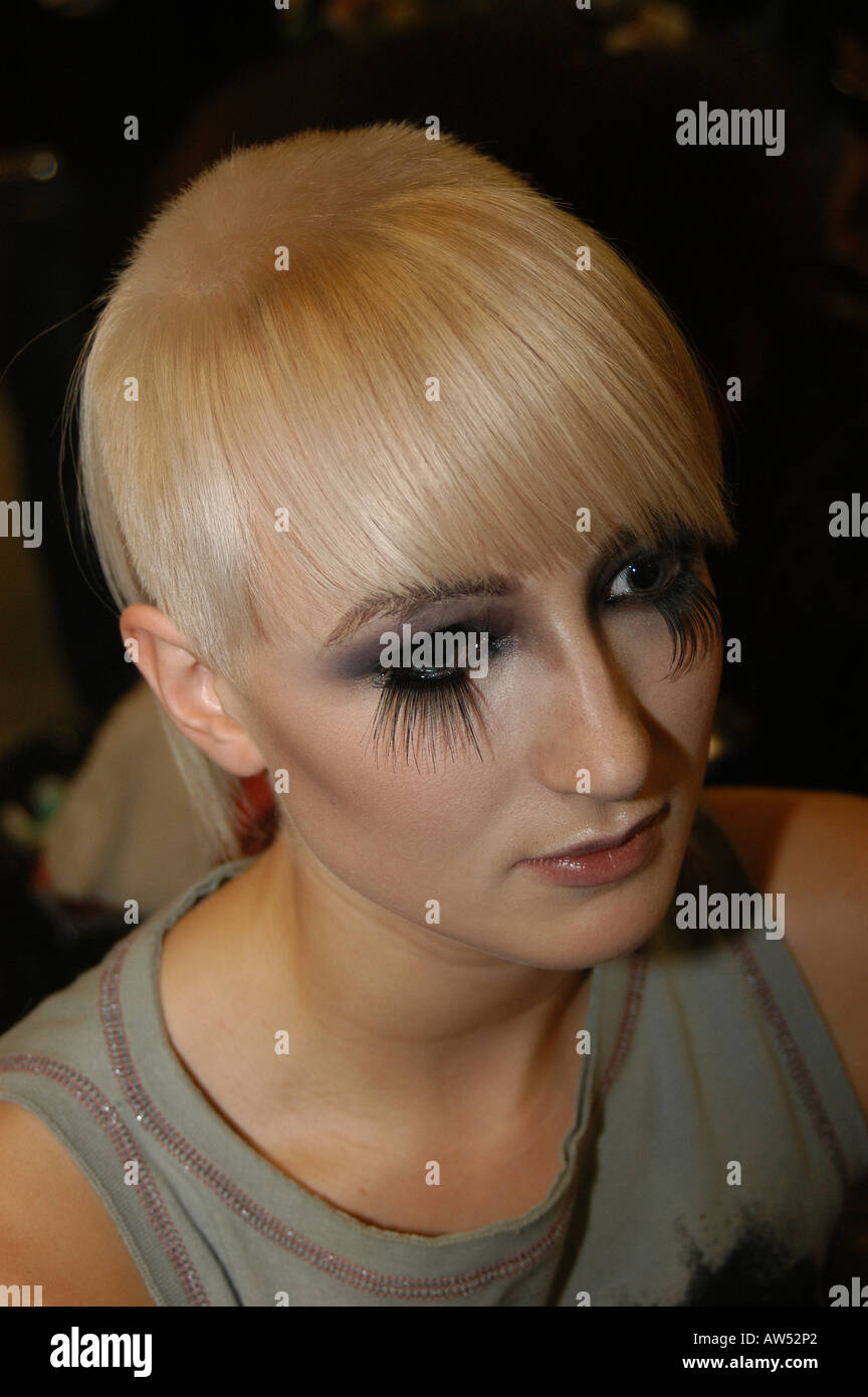 hinter den Kulissen bei der Alternative Hair Awards Show Modell Vorbereitungen für Show mit langen Wimpern Stockfoto
