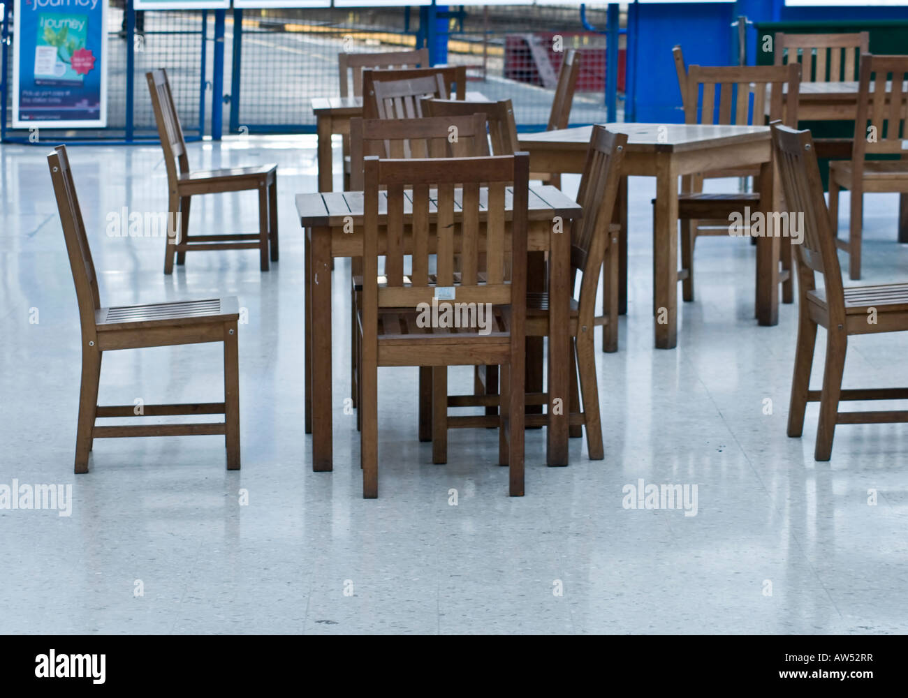 Leere Holztisch Stühle unbesetzt Stockfoto
