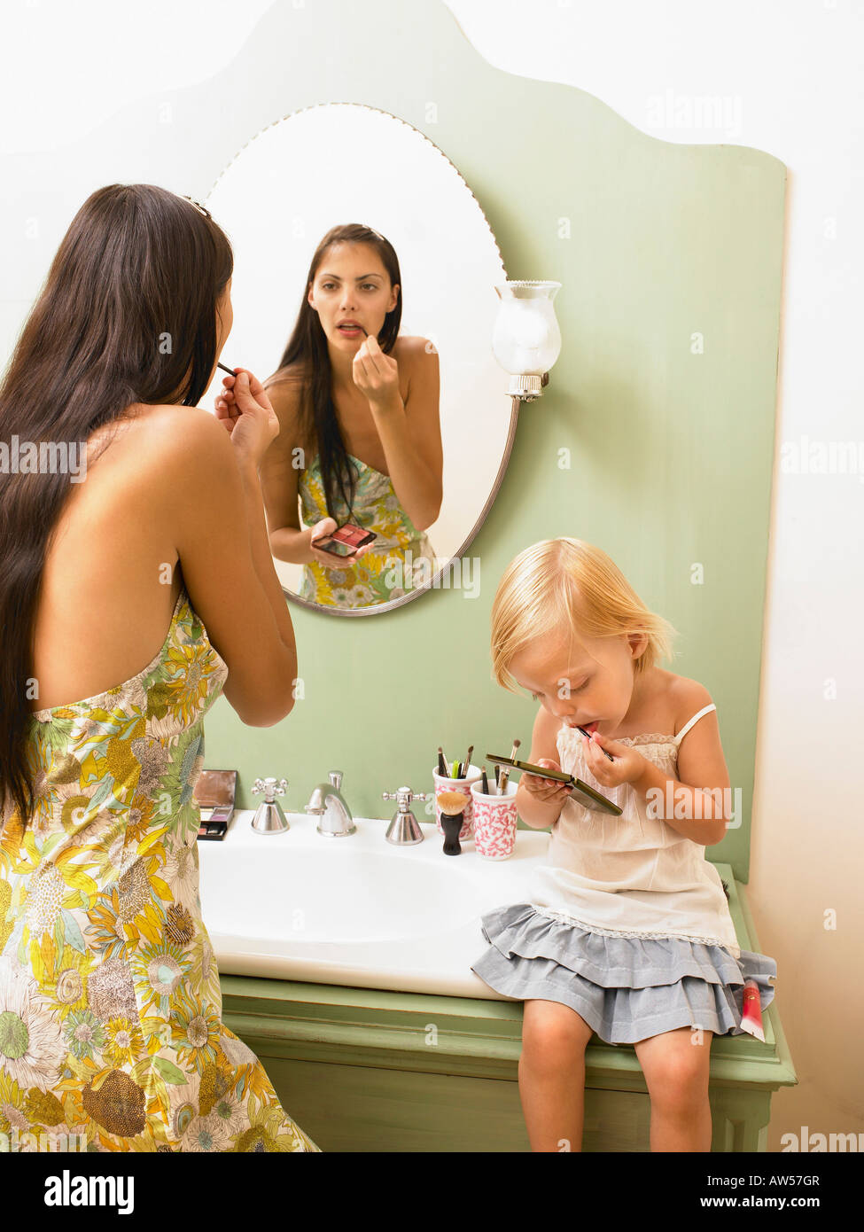 Mutter und Tochter beim Schminken. Stockfoto