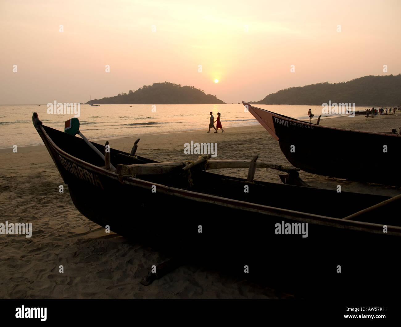 Angelboote/Fischerboote am Strand von Palolem in Goa in Südindien bei Sonnenuntergang Stockfoto