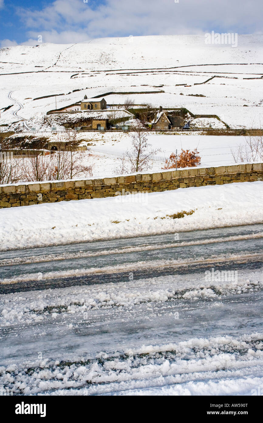 Winter-Blick aus dem B6105 der St. James Church und Bleak House auf der Woodhead Pass A628 im Peak District Stockfoto