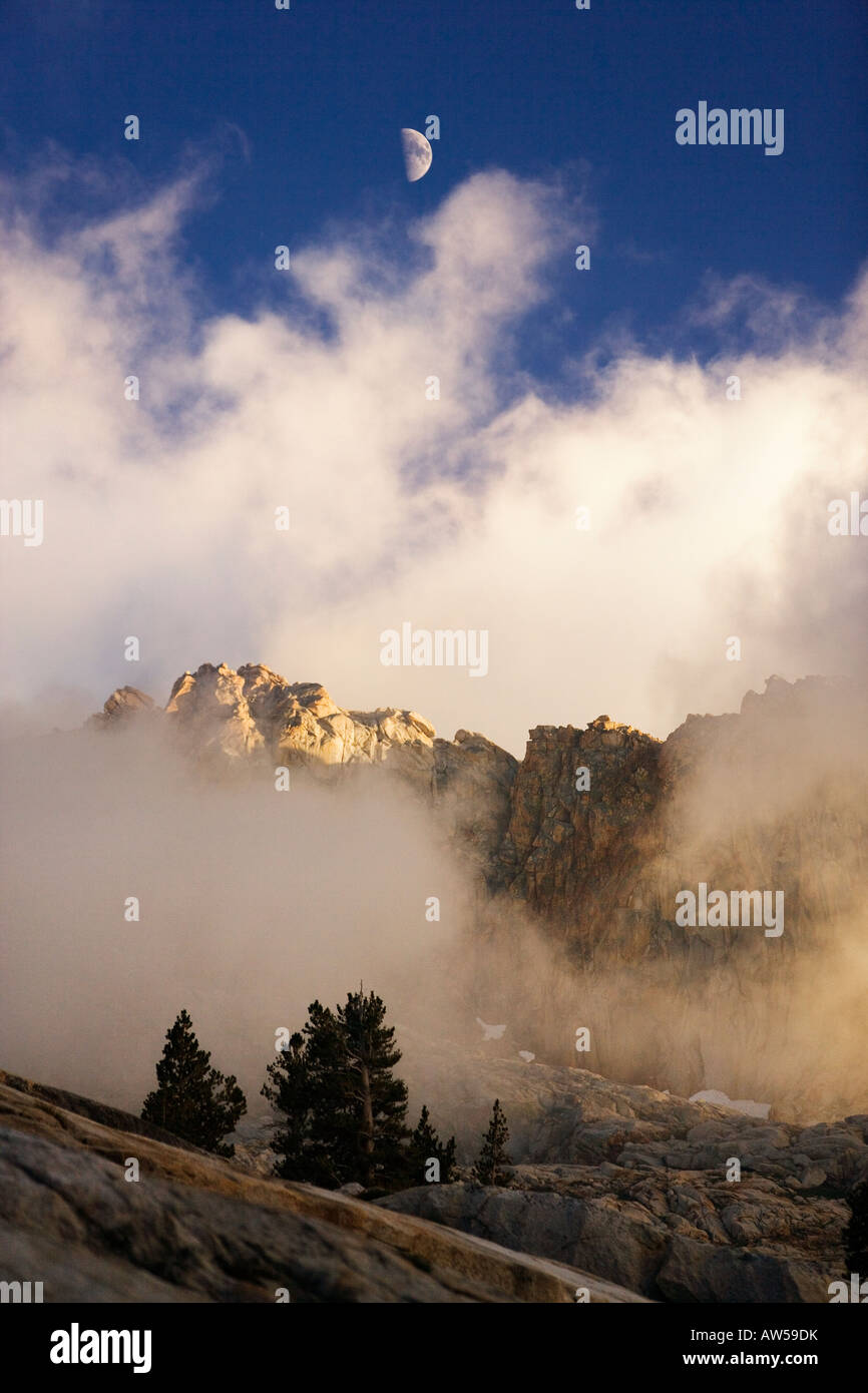 Halbmond über Wolken am Berg California Vereinigte Staaten von Amerika Stockfoto