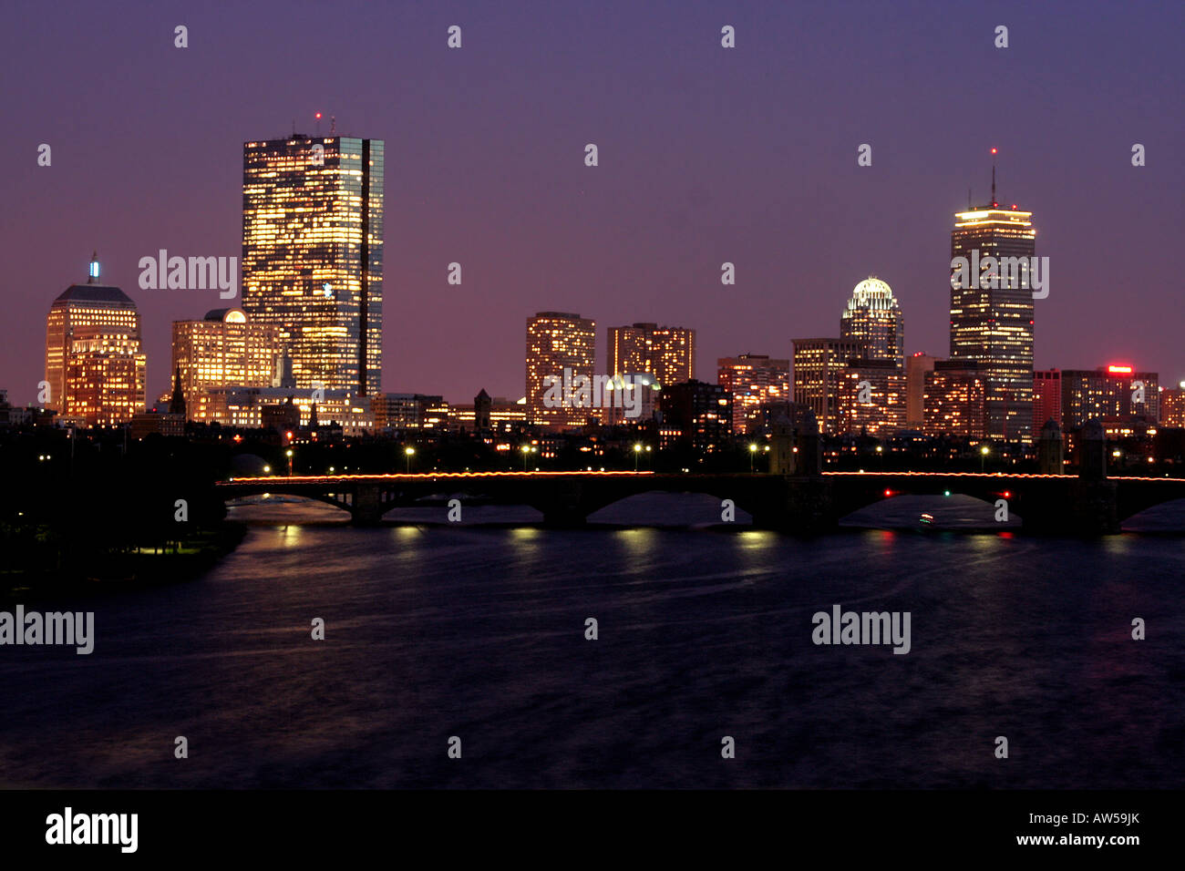 Skyline von Boston und Longfellow Bridge bei Nacht Stockfoto