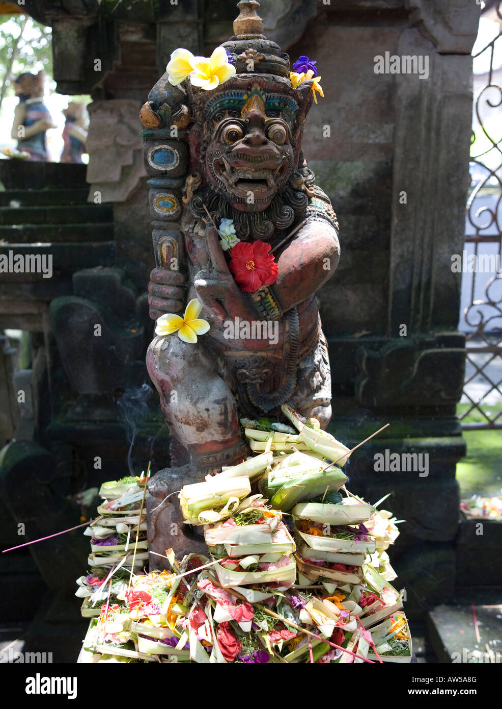 Gebet-Angebote unter einem Hindutempel Gott Schrein In Ubud Bali Indonesien Stockfoto
