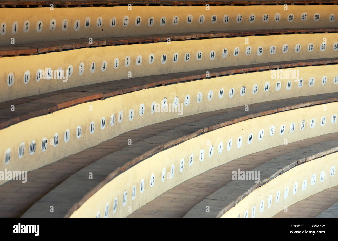 Sitzecke im spanischen Stierkampfarena nummeriert. Stockfoto