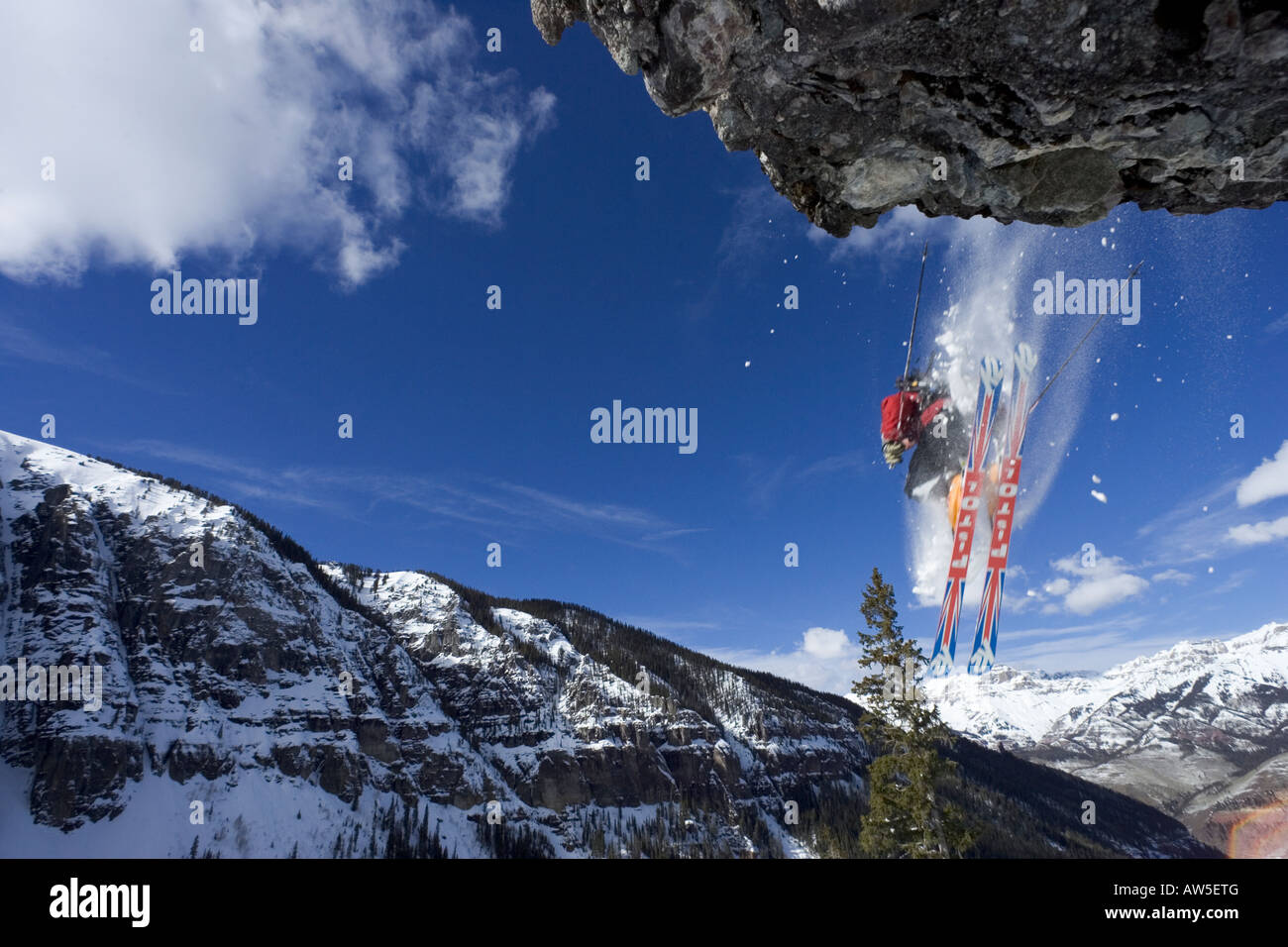 Skifahrer springt von großen Felsen, San Juan-Sortiment Stockfoto