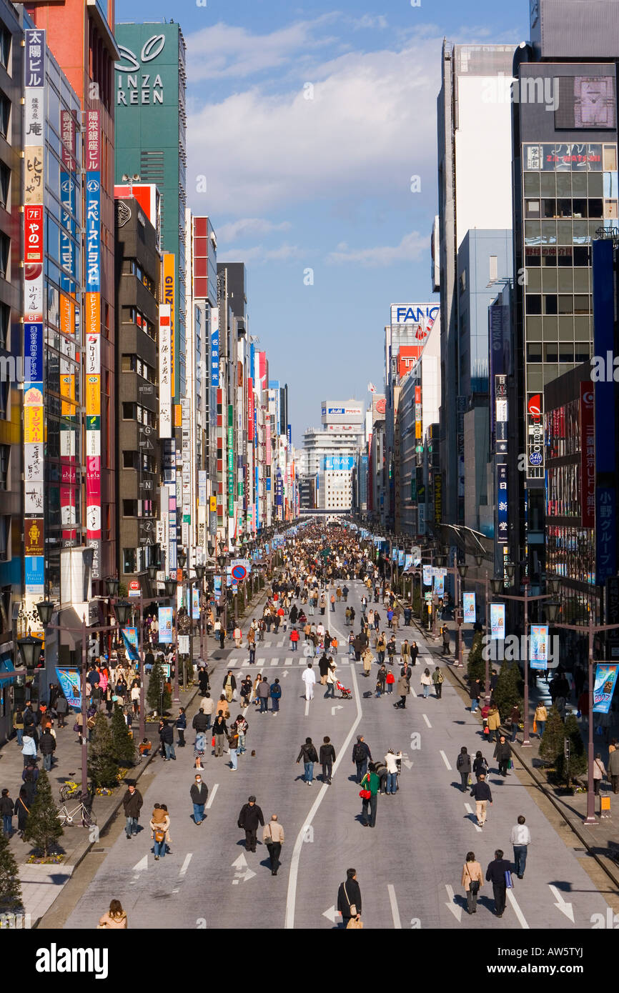 Asien Japan Honshu Tokyo Ginza erhöhten Blick entlang Chuo Dori die Einkaufsstraße in Tokio Stockfoto