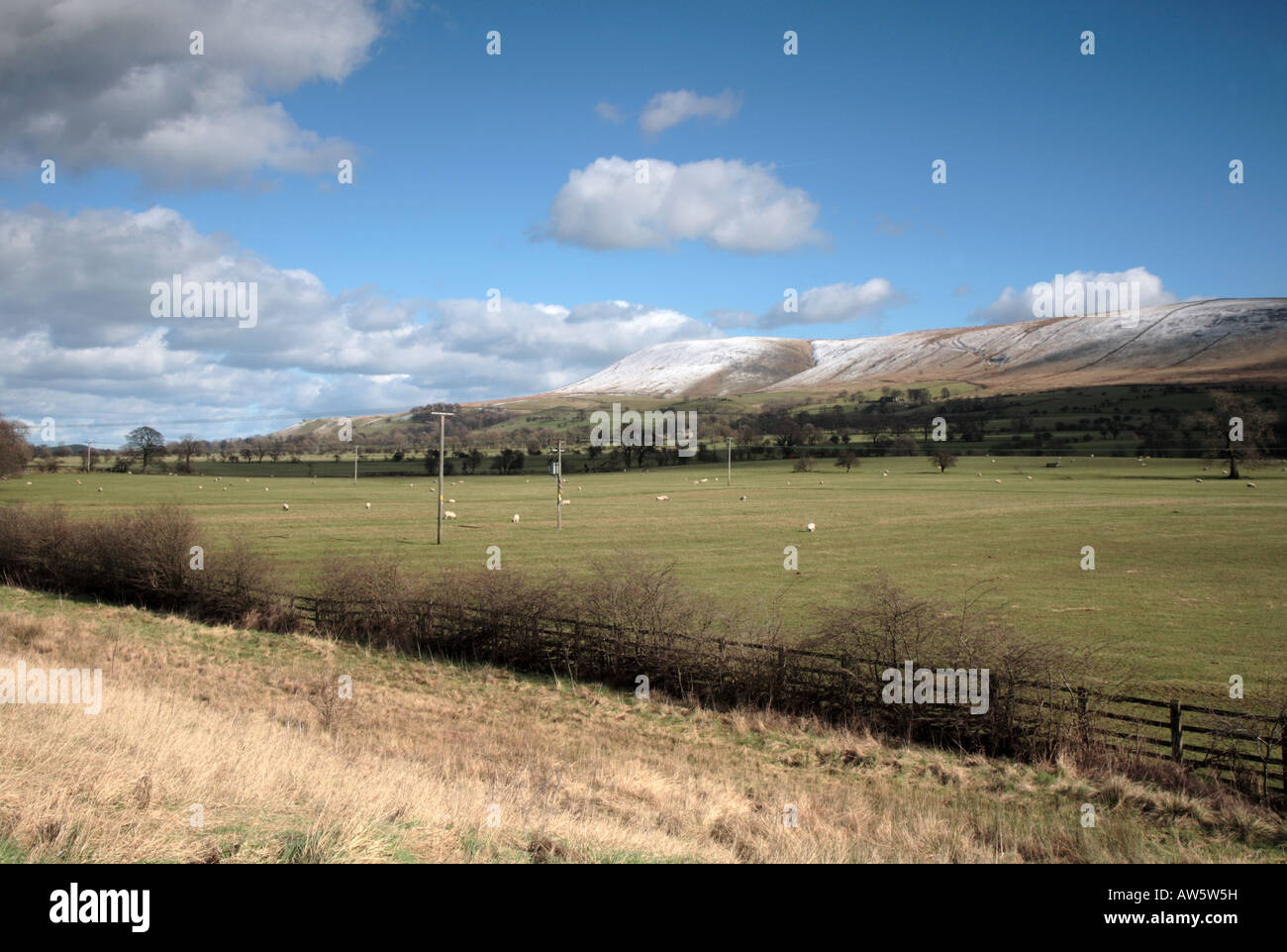 Pendle Hill, schneebedeckten in Ribble Valley Lancashire UK Stockfoto
