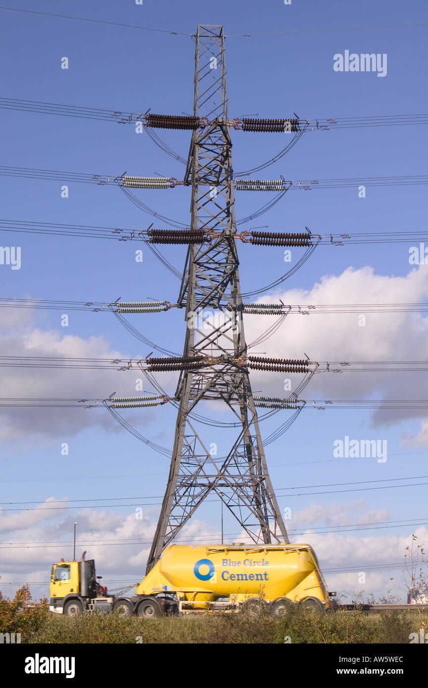 Strom-Pylon und Zement-LKW Stockfoto