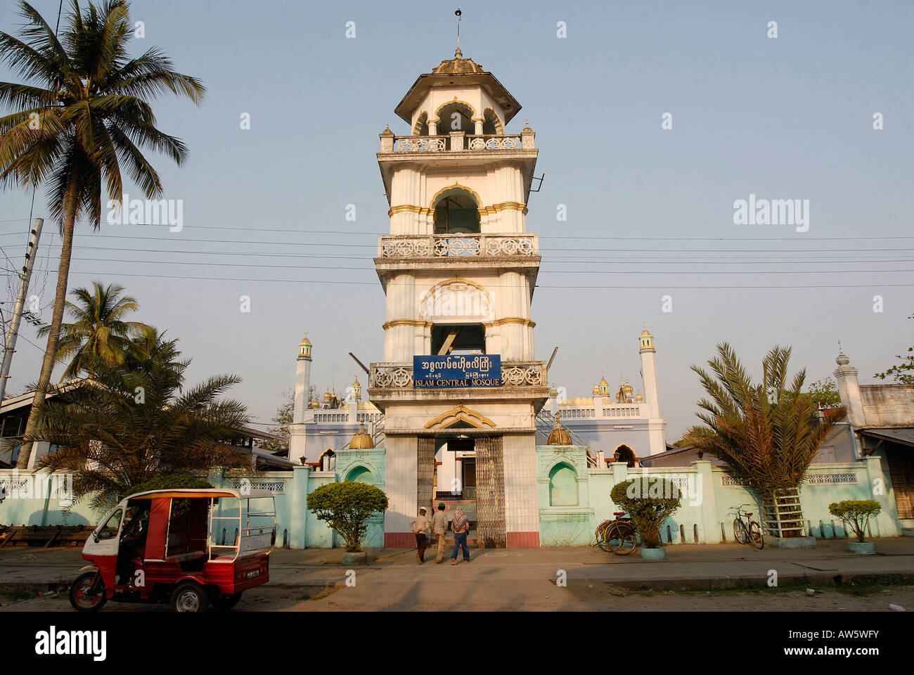 Einer der alten Moscheen im Norden Myanmars, innen ist auch eine Koranschule für Kinder Stockfoto