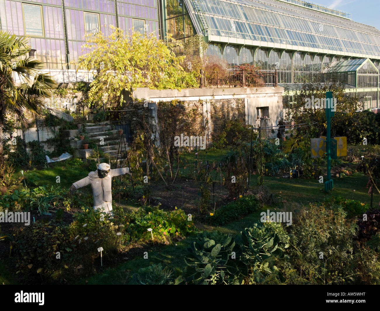 Kleiner Garten mit Vogelscheuche im Jardin des Plantes Paris Frankreich Europa Stockfoto