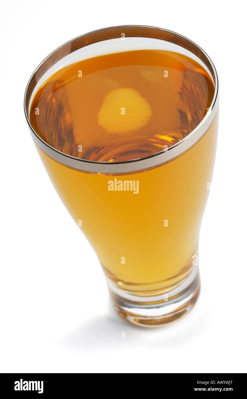 Klarer Apfelsaft auf weißem Hintergrund Stockfoto