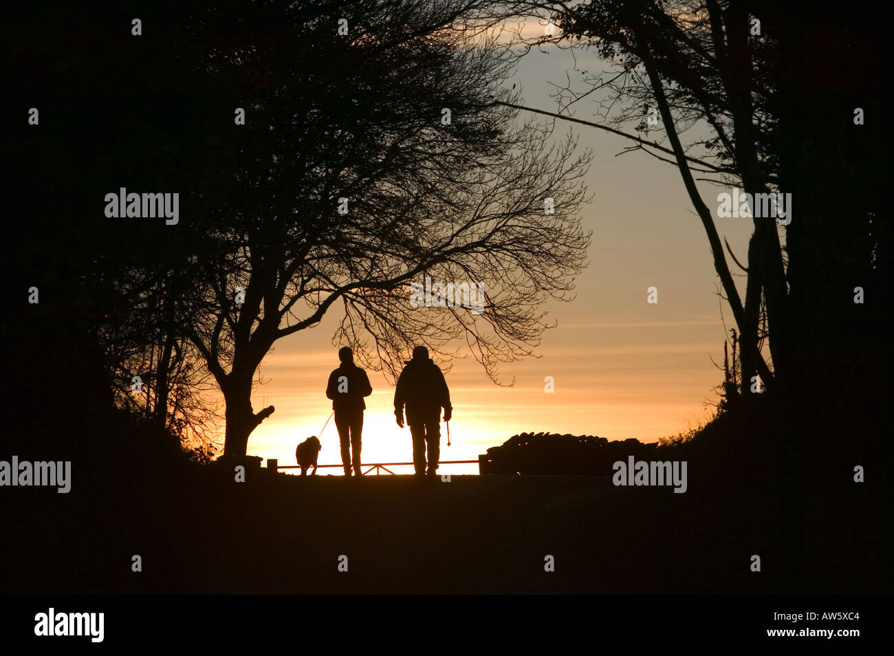 Wanderer auf einem Feldweg in der Nähe von Troutbeck, Lake District, Großbritannien in der Abenddämmerung Stockfoto