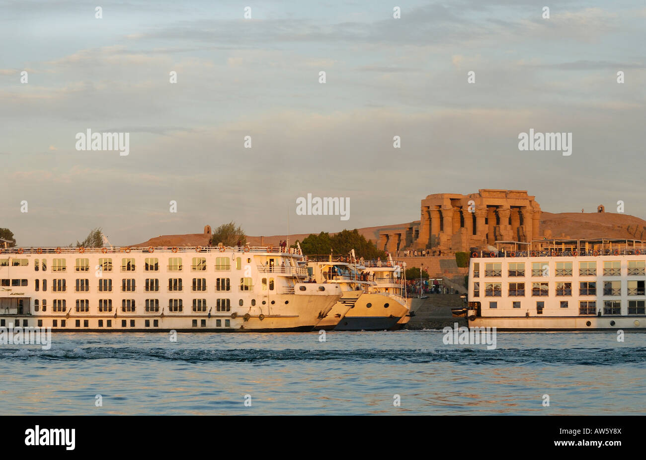 Rush Hour am Tempel von Kom Ombo Kreuzfahrtschiffe degorgieren Touristen in den Tempel Kom Ombo, Ägypten Stockfoto