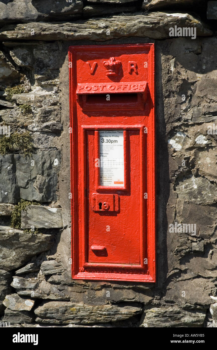 British Red Victorian Briefkasten Einschub in einer Steinmauer Stockfoto