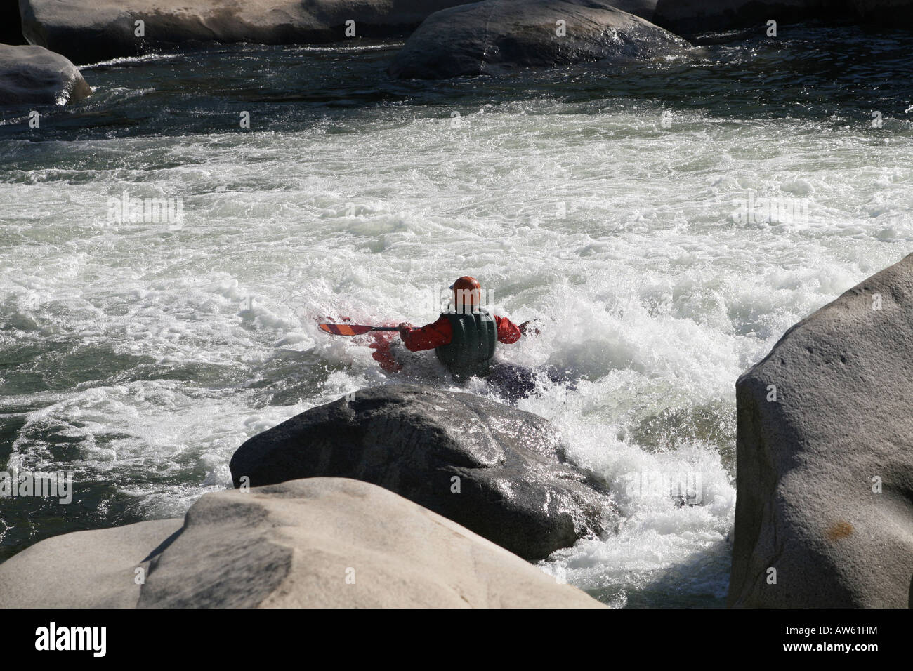 Kajakfahrer mutig spannende Klasse III, IV und V Stromschnellen am Feather River in Kalifornien. Stockfoto