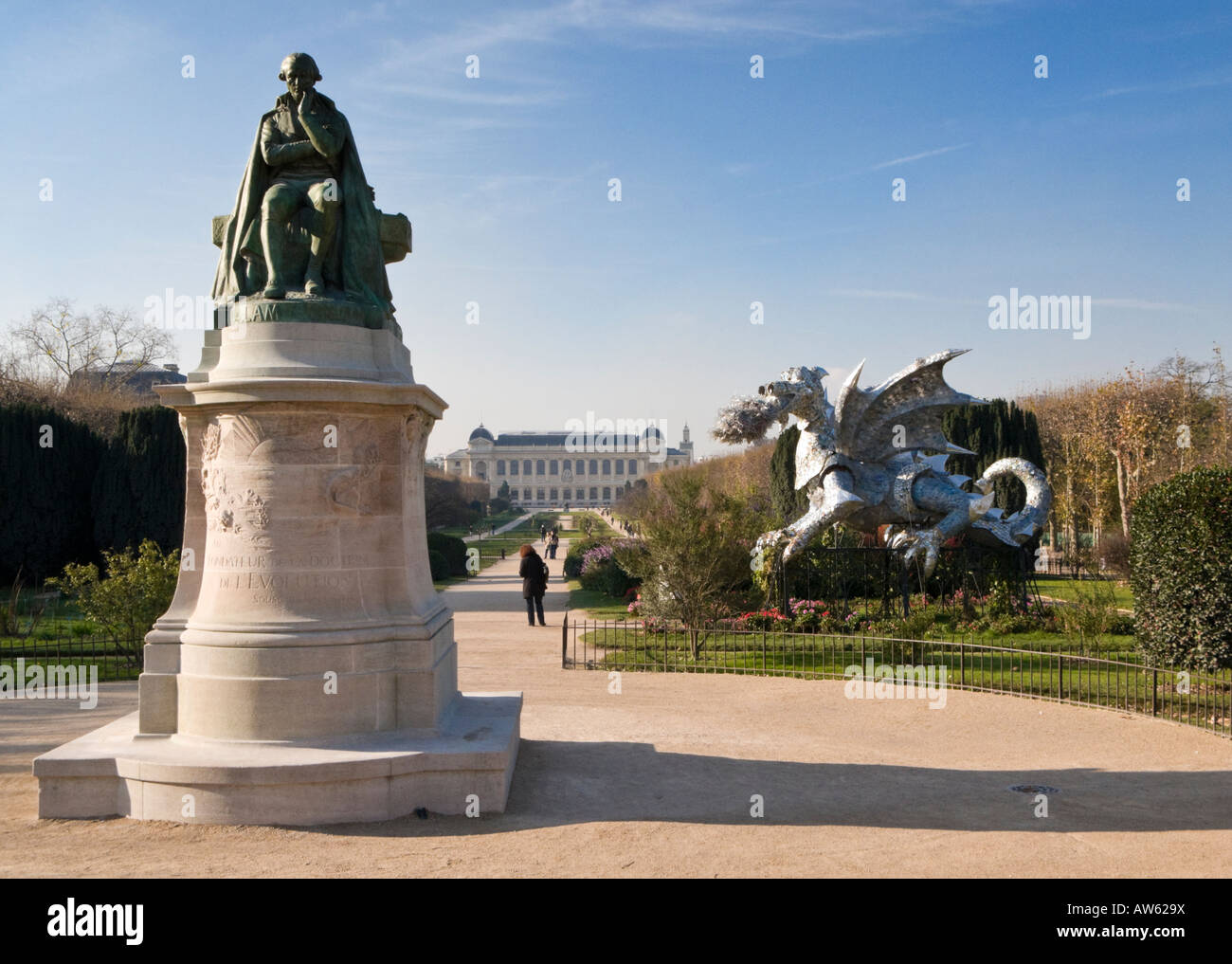 Statue von Lamarck in den Jardin des Plantes Paris Frankreich Europa mit dem Natural History Museum und silberne Drache Kunstskulptur Stockfoto