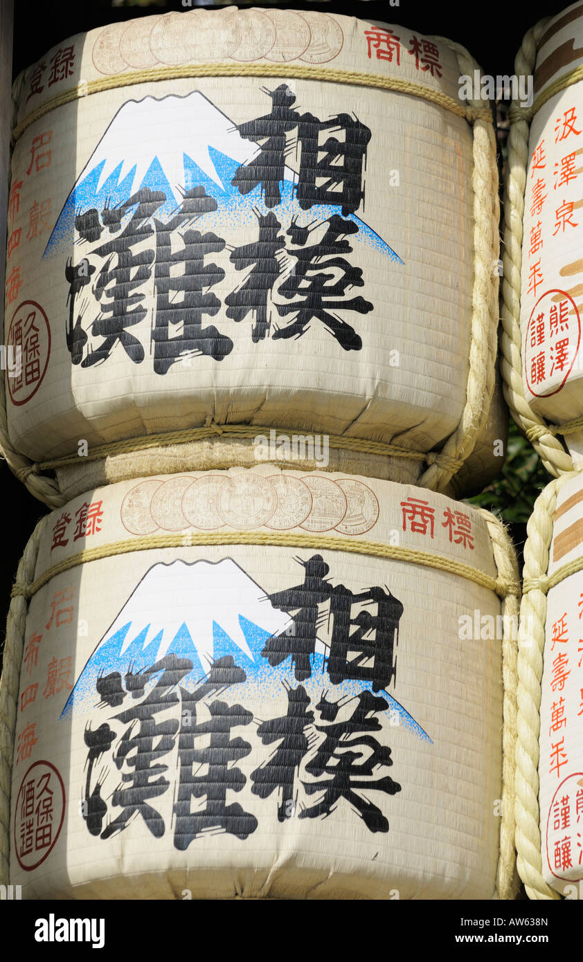 Japanischer Sake Fässer bei der Tsurugaoka Hachimangu Schrein, Kamakura JP Stockfoto