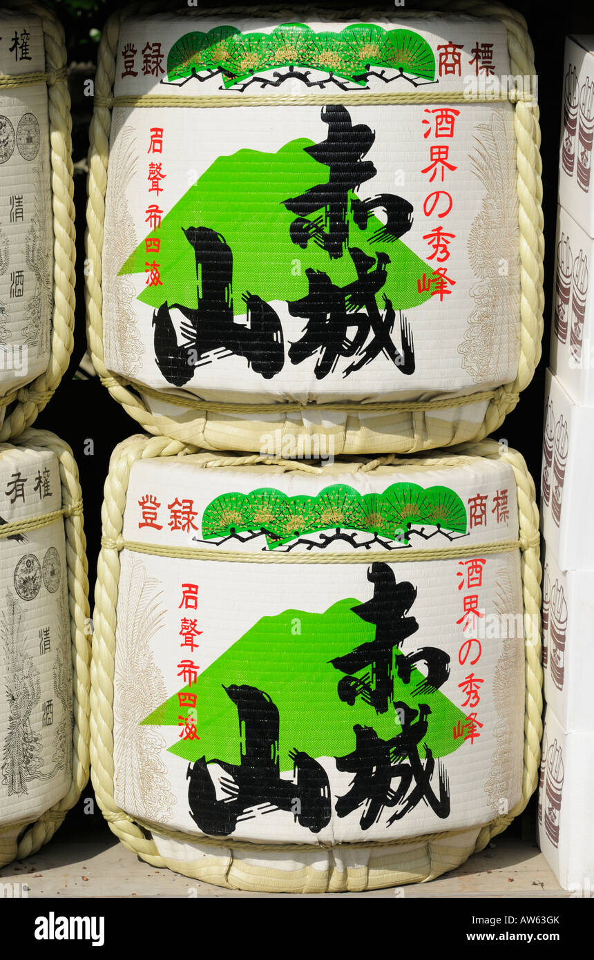 Japanischer Sake Fässer bei der Tsurugaoka Hachimangu Schrein, Kamakura JP Stockfoto