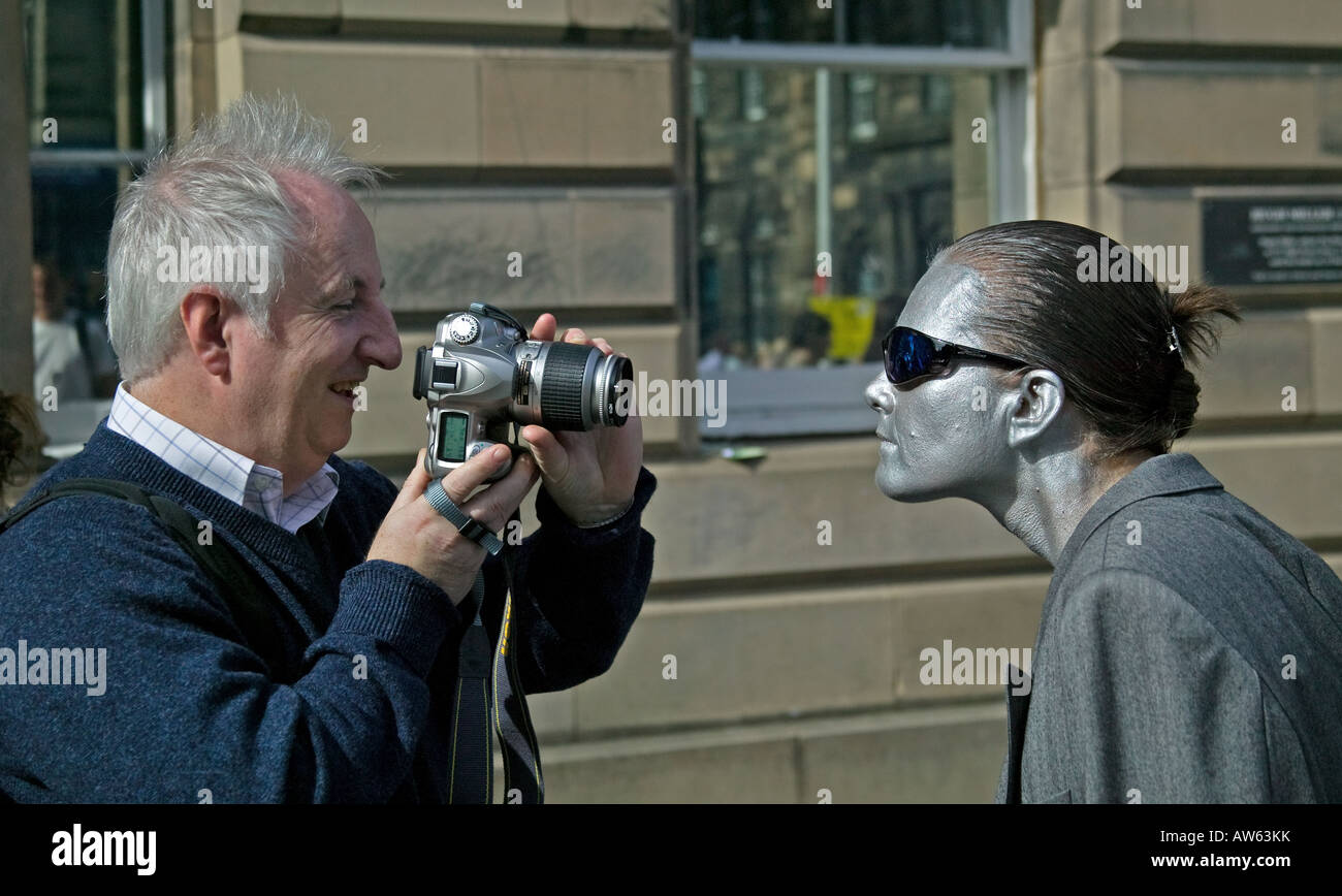 Menschen nehmen Foto für Street Performer, Edinburgh Fringe Festival, Schottland, UK, Europa Stockfoto