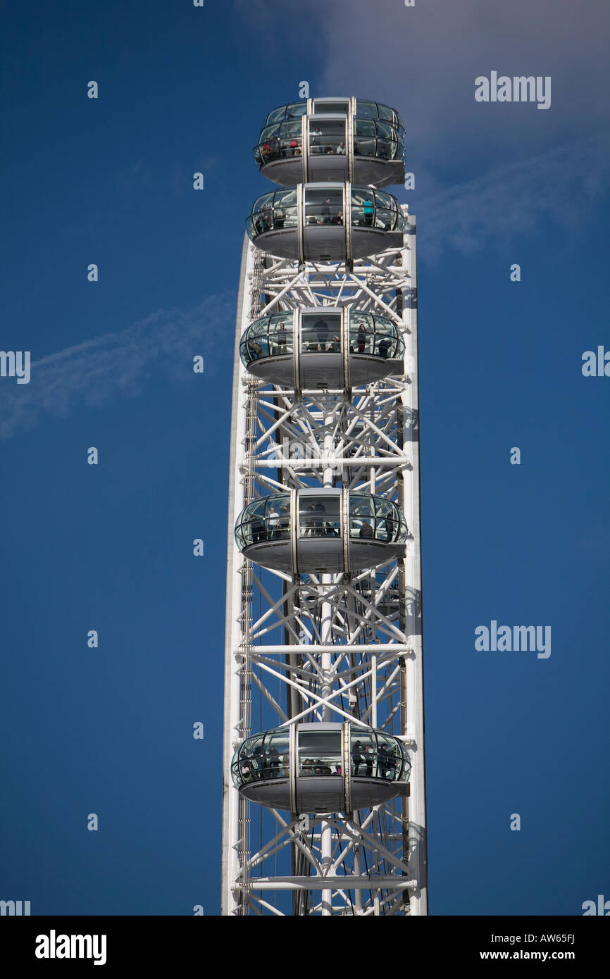 Die British Airways London Eye Touristenattraktion am Südufer der Themse in London mit der Dampf-Spur eines Jets Stockfoto