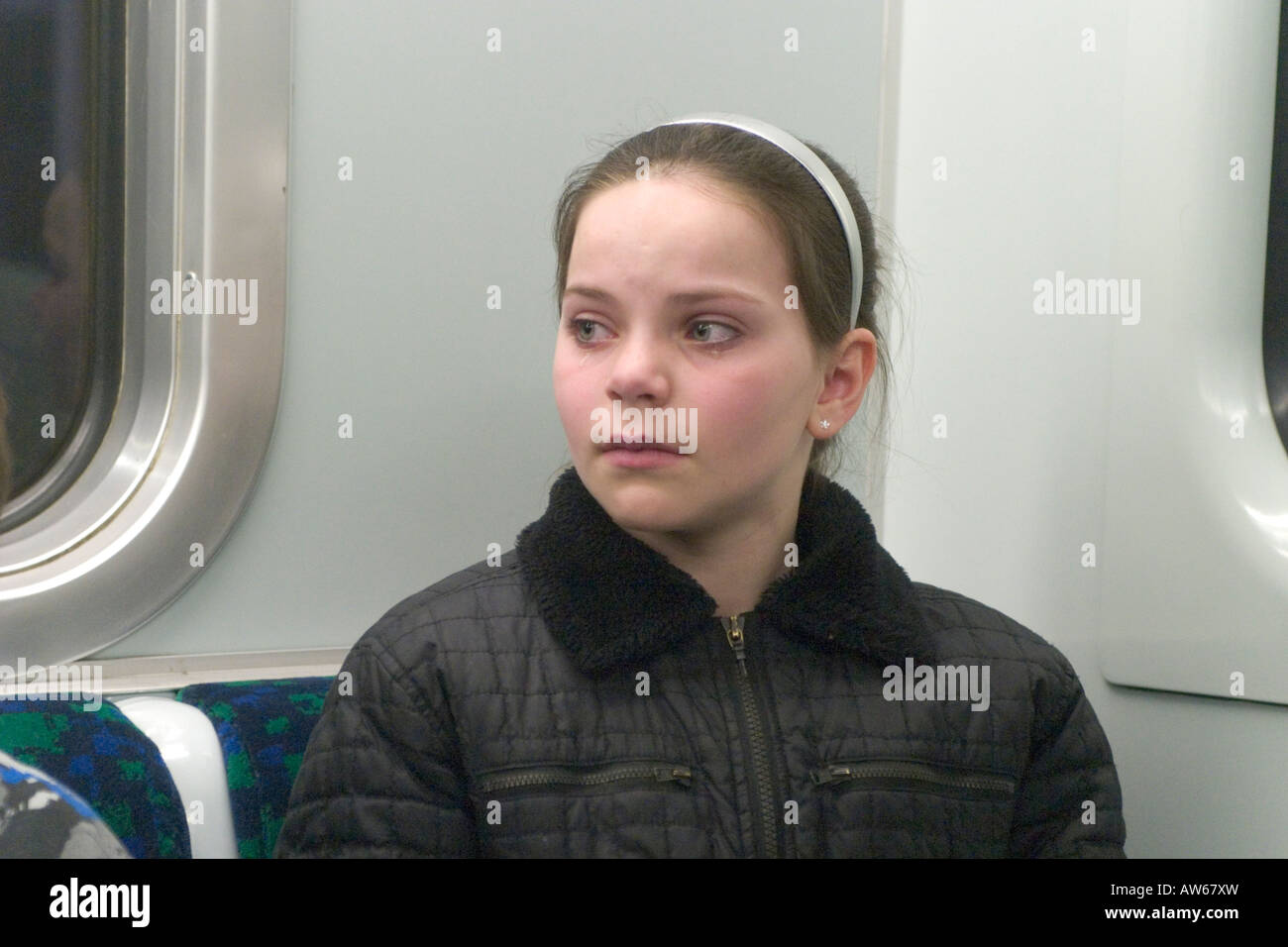 Elf Jahre altes Mädchen Flooking ängstlich auf die Londoner U-Bahn Stockfoto