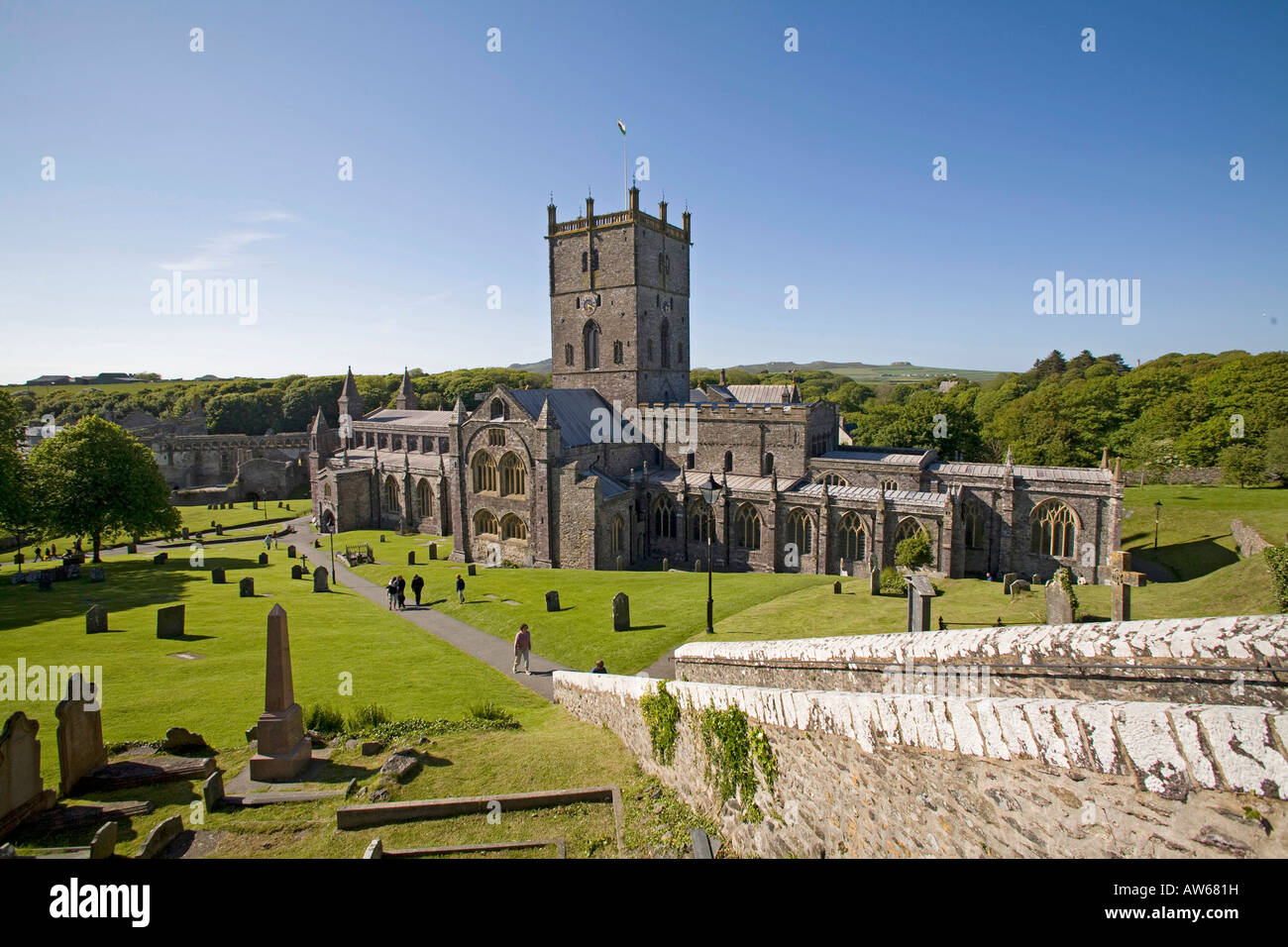 Kathedrale von St. Davids und Bischofspalast. Pembrokeshire Wales. Sonnigen Tag, Panorama blauer Himmel Stockfoto