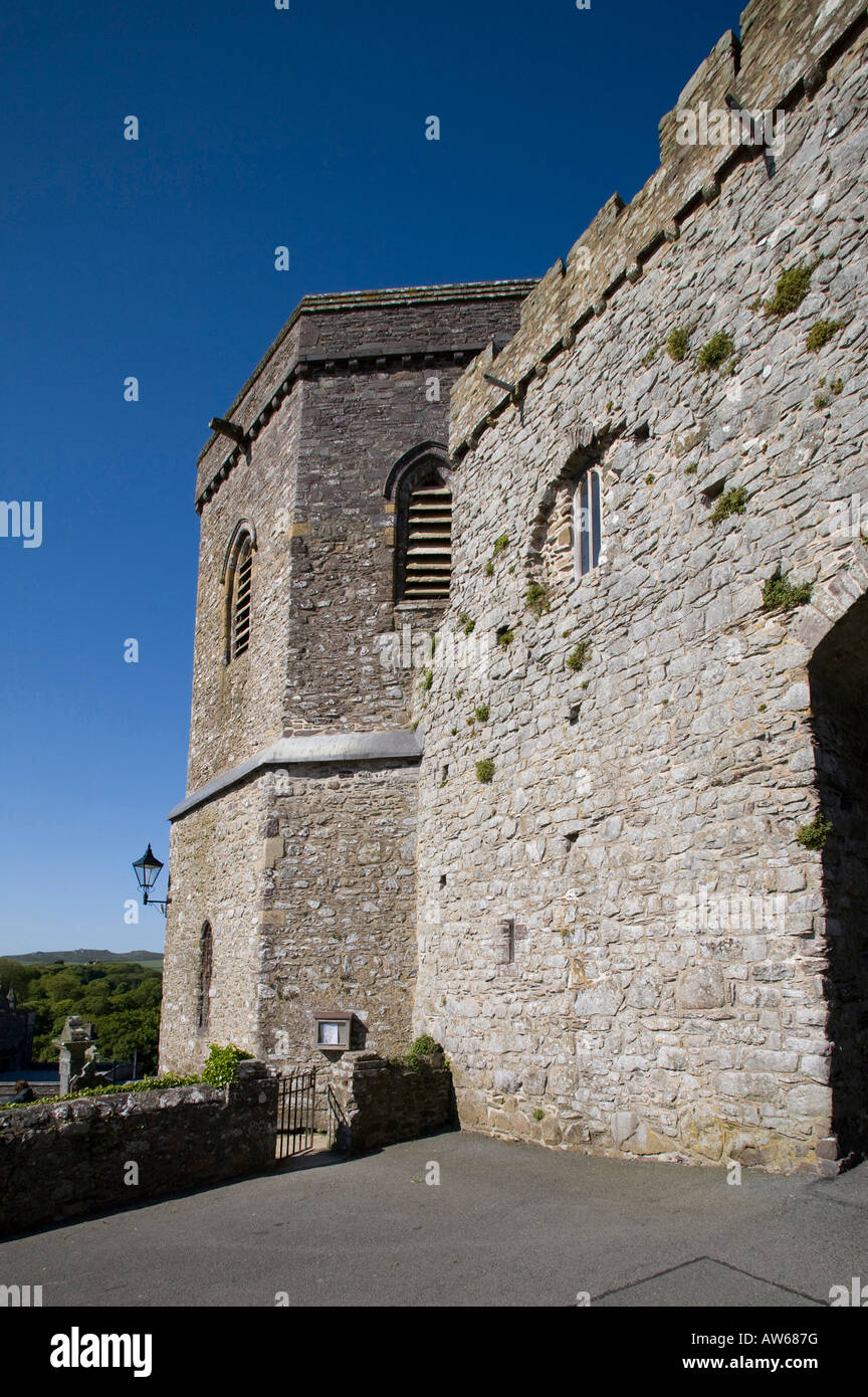 St. Davids Kathedrale Glockenturm. Pembrokeshire Wales. Sonnigen Tag, vertikalen blauen Himmel Stockfoto