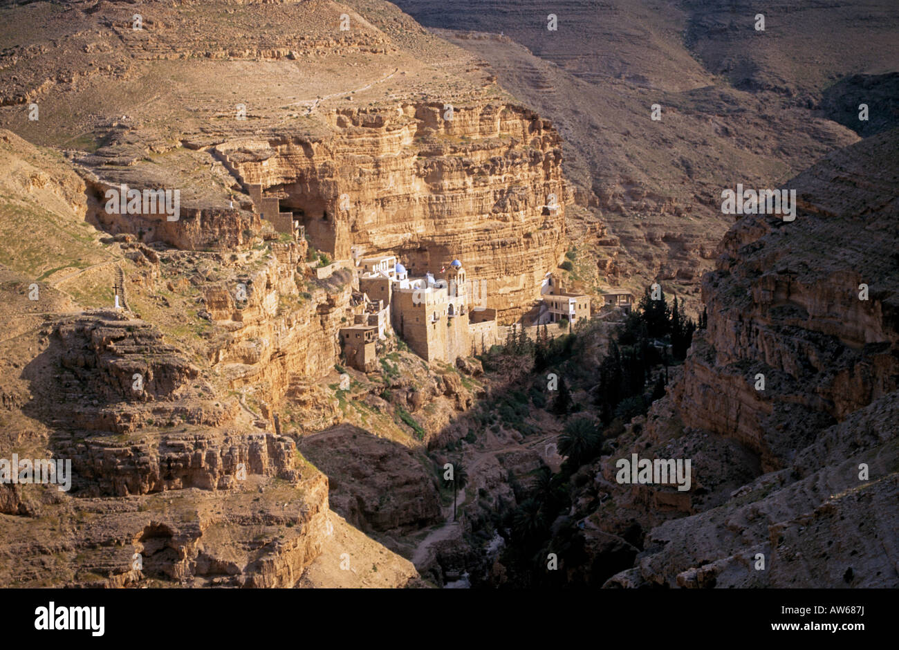 Ein Blick auf das Kloster St. George von Koziba eingebettet in das grüne Tal des Wadi Qelt in der Judäischen Wüste in der Nähe von Jericho Stockfoto