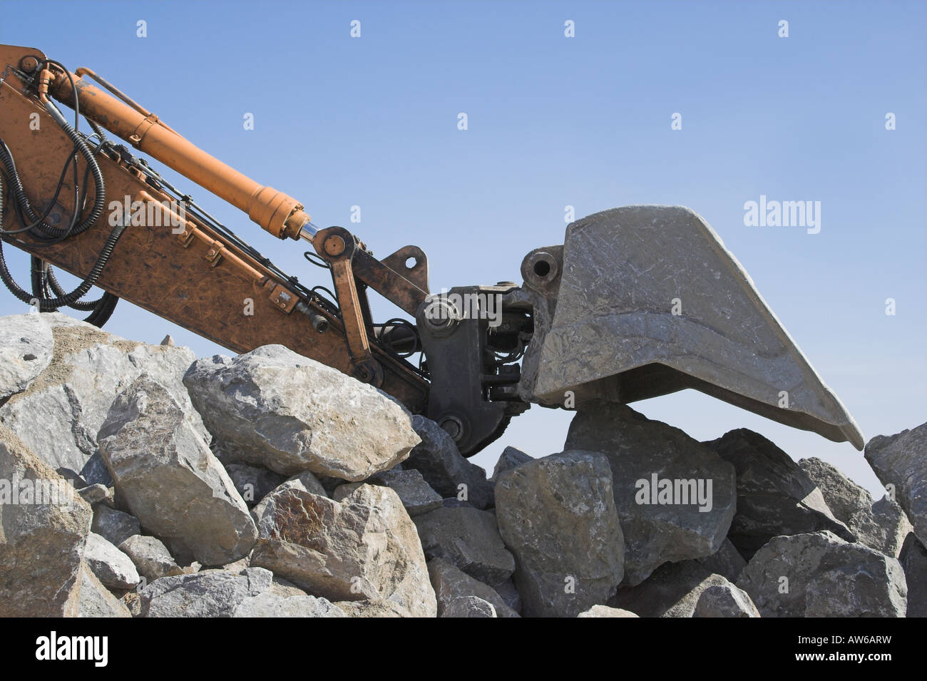 Bagger Schaufel ruht auf Felsen Stockfoto