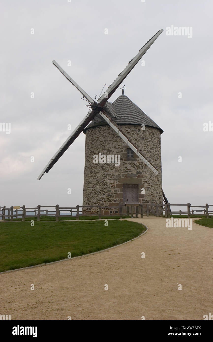 Restaurierte Windmühle in der Nähe von Mt.St.Michel Stockfoto