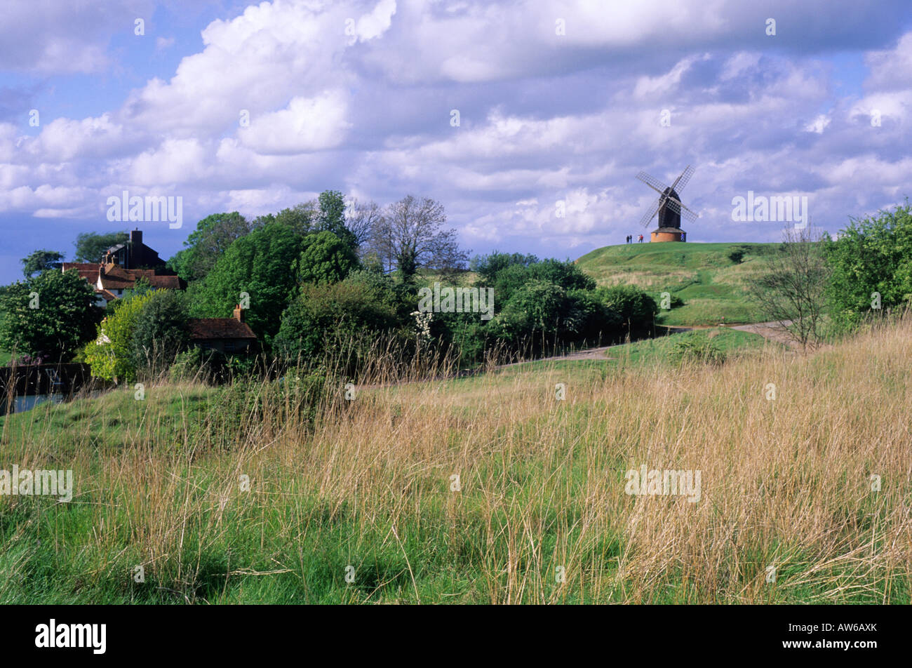 Brill Buckinghamshire Windmühle Post Mühle postmill grünen sanften traditionellen englischen Landschaftsgartens grünen Feldern Bäume Segel England Stockfoto
