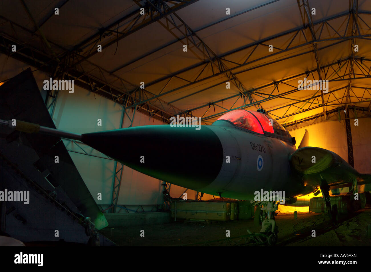 Dauerhaft geerdet Jagdflugzeug im hangar Stockfoto