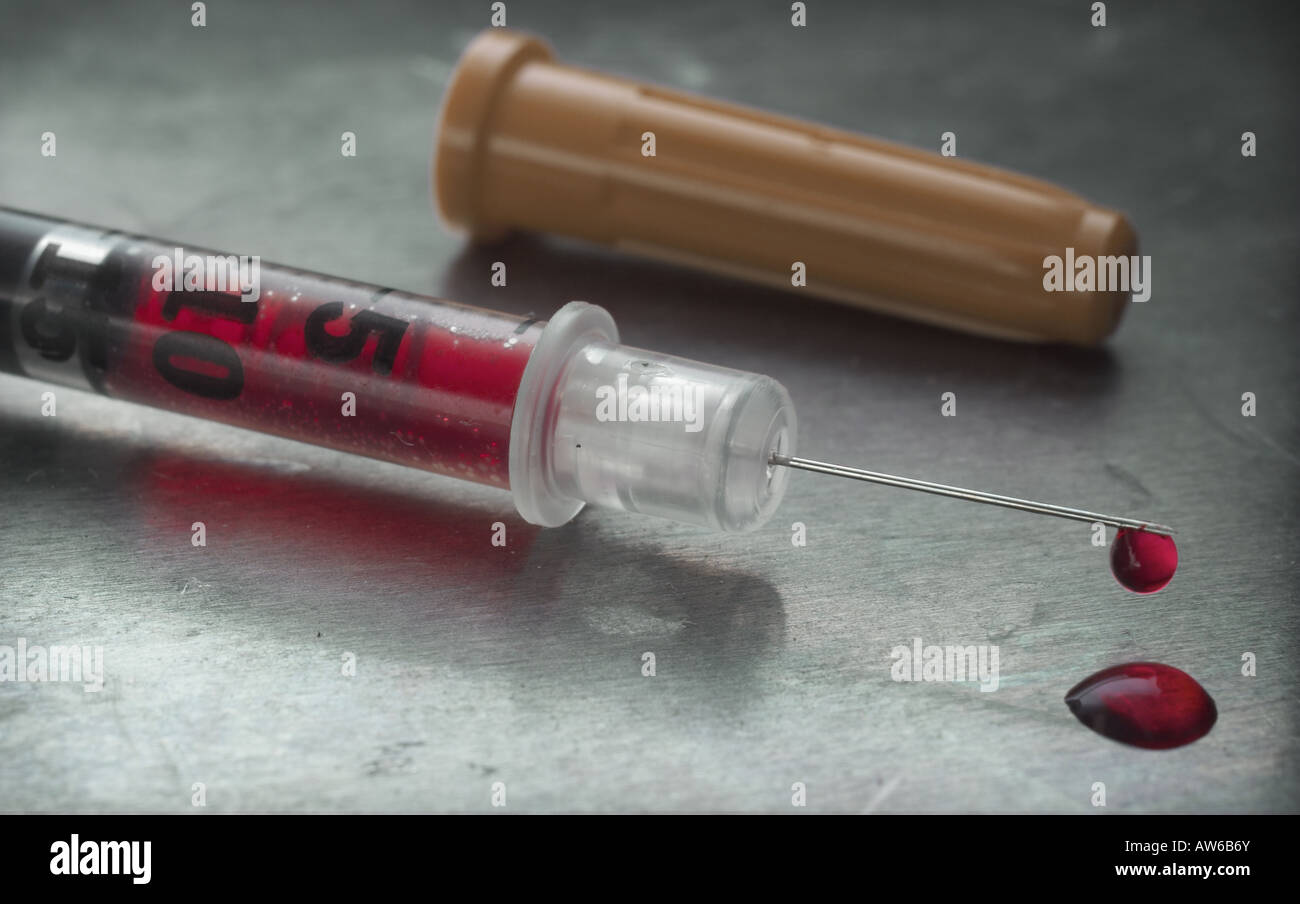 Injektionsspritzen tropft Blut Stockfoto