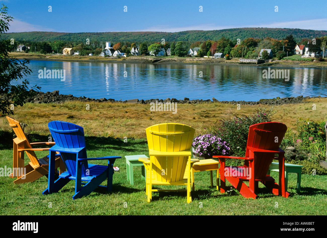 Bunte Adirondack Stühle, Annapolis Royal, Nova Scotia, Kanada Stockfoto