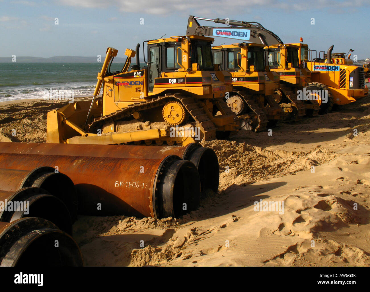 Baufahrzeuge auf Boscombe Strand, Bournemouth, Großbritannien. Stockfoto