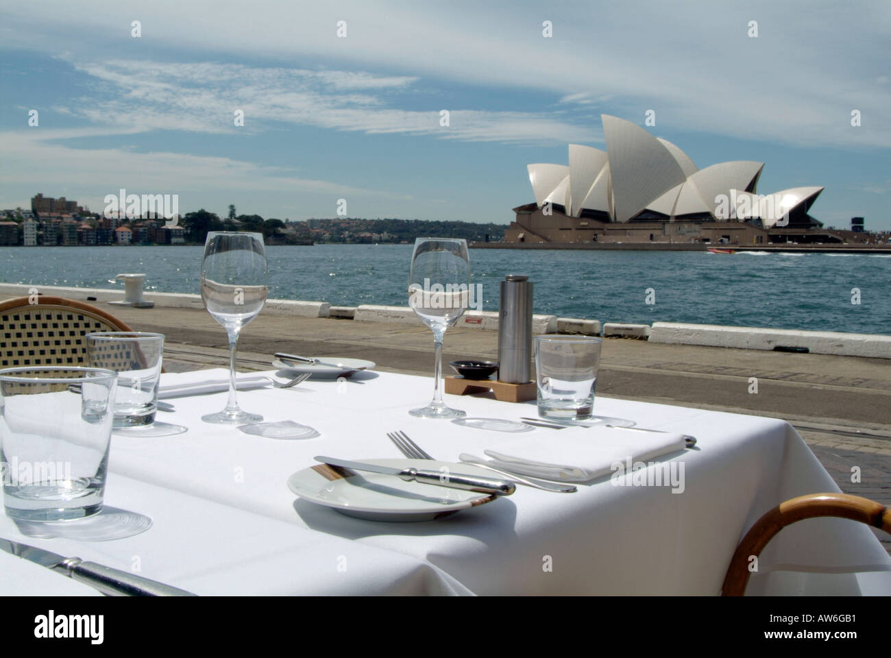 Tisch im Restaurant mit Blick auf Sydney Opernhaus Blick auf Landschaft Wohn / Out in Sydney Essen Essen Essen posh schön Stockfoto