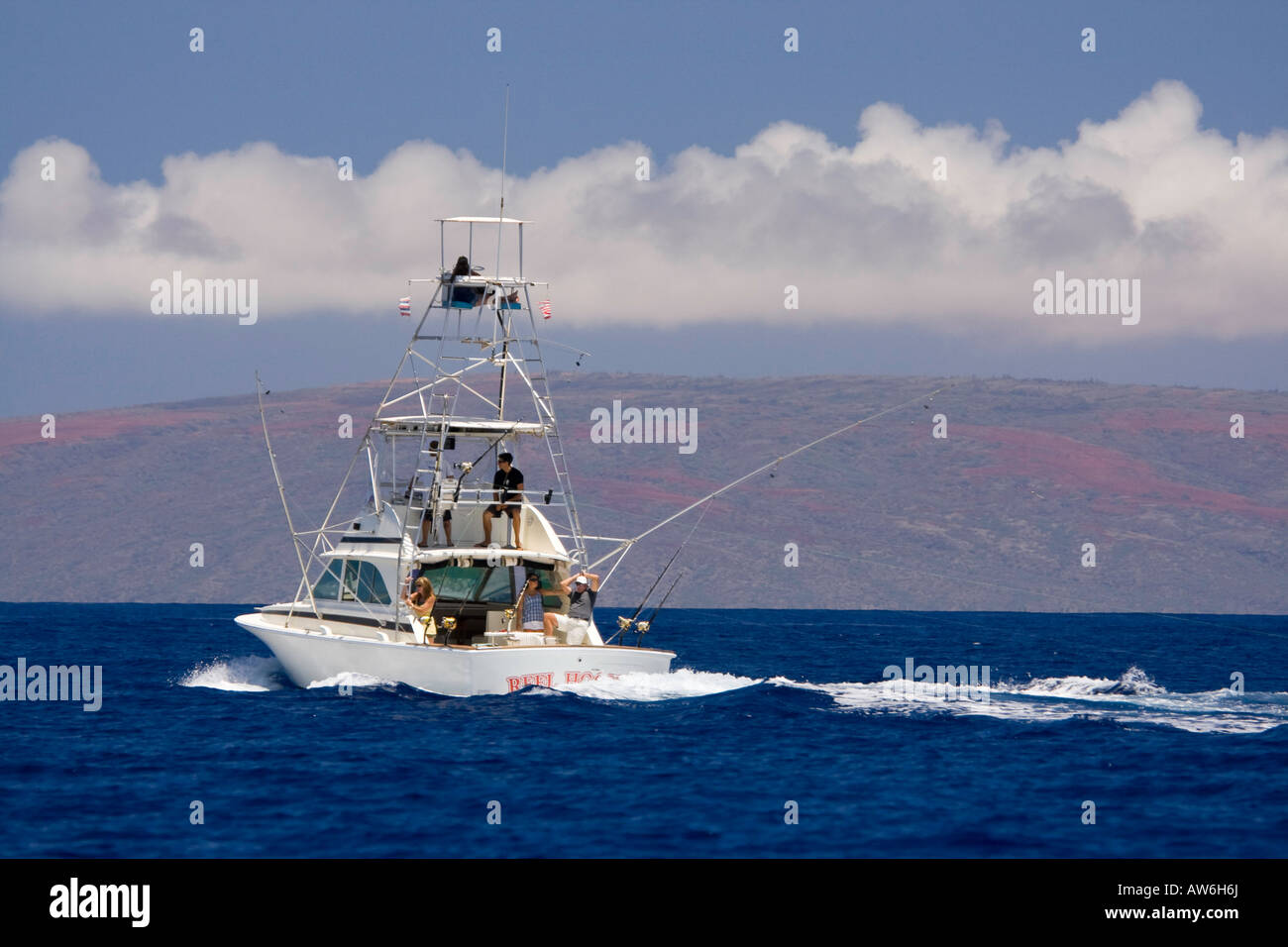 Ein Sportfishing Boot Kreuzfahrten die Gewässer vor Maui, Hawaii. Die Insel Kahoolawe ist im Hintergrund. Stockfoto