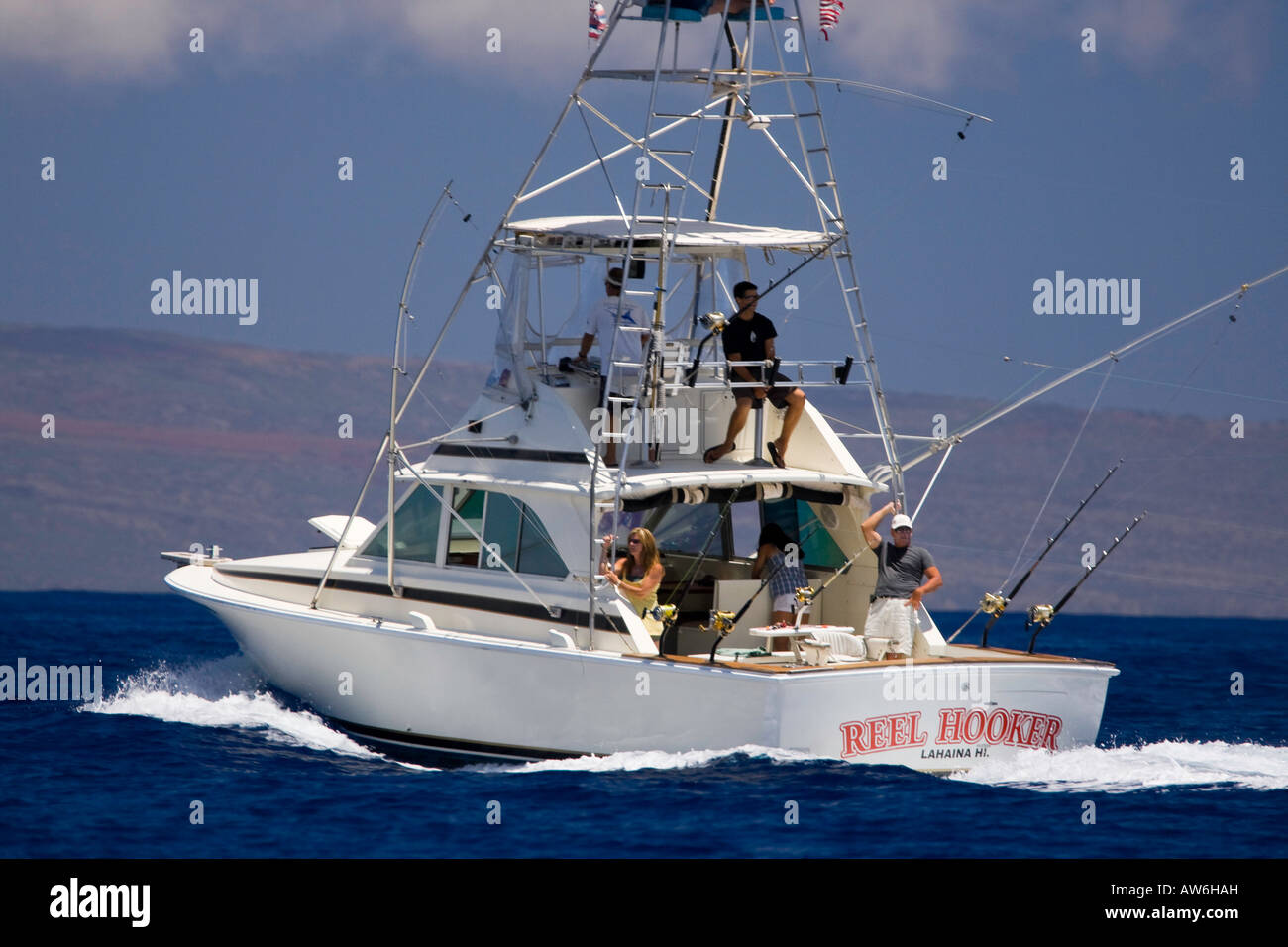 Ein Sportfishing Boot Kreuzfahrten die Gewässer vor Maui, Hawaii. Die Insel Kahoolawe ist im Hintergrund. Stockfoto