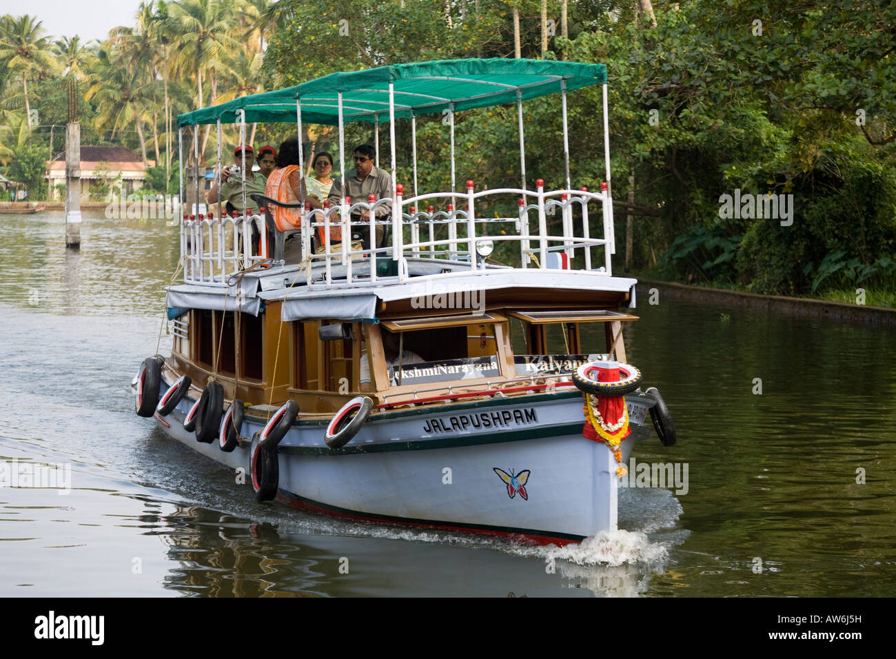 Touristen auf einem Ausflugsschiff, Kuttanad Backwaters, in der Nähe von Kainakary, Alleppey District, Kerala, Indien Stockfoto