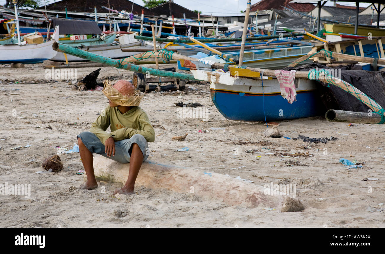 Lokale Fischer sitzen am Strand von Jimbaran Bali Indonesien Stockfoto