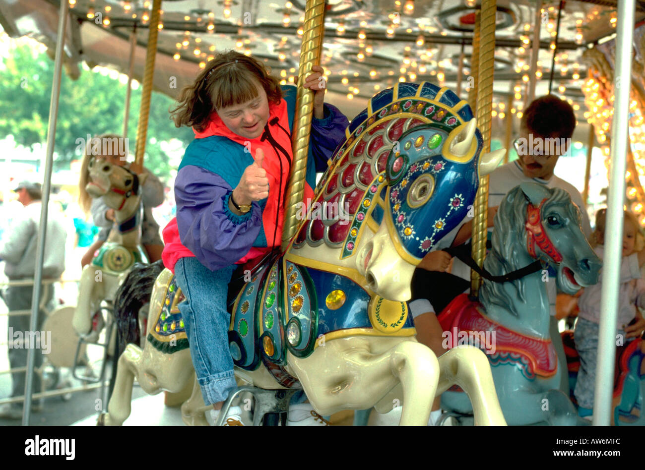 Down-Syndrom Frau Alter 32 geben Daumen hoch auf Karussell. St Paul Minnesota USA Stockfoto