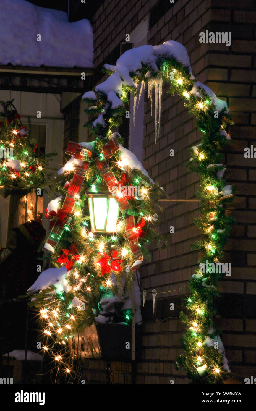 Weihnachtsschmuck außerhalb des Hauses Stockfoto