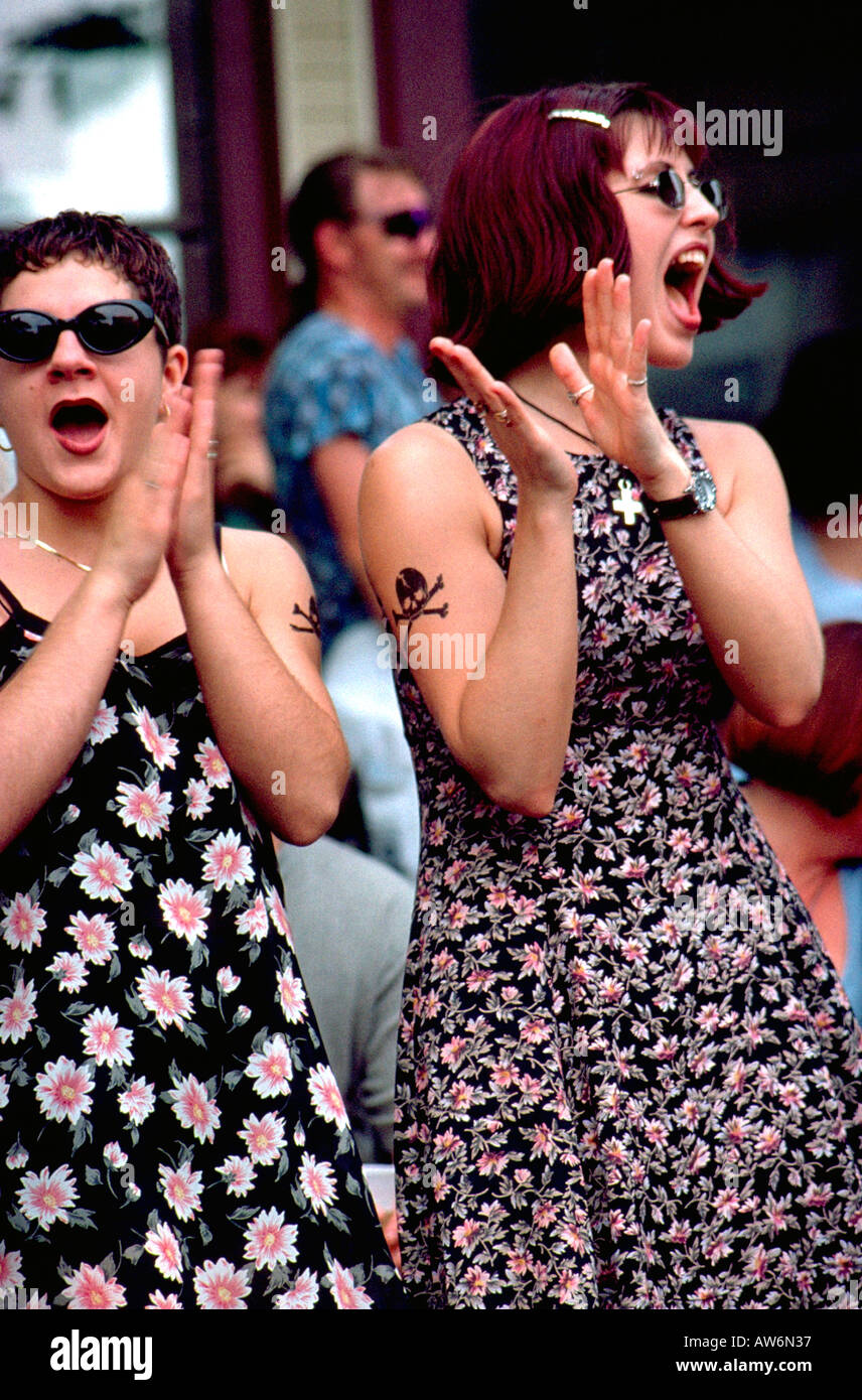 Jugendlichen Alter von 19 Jahren applaudieren Musik auf Grand Old Day Feier handeln. St Paul Minnesota USA Stockfoto