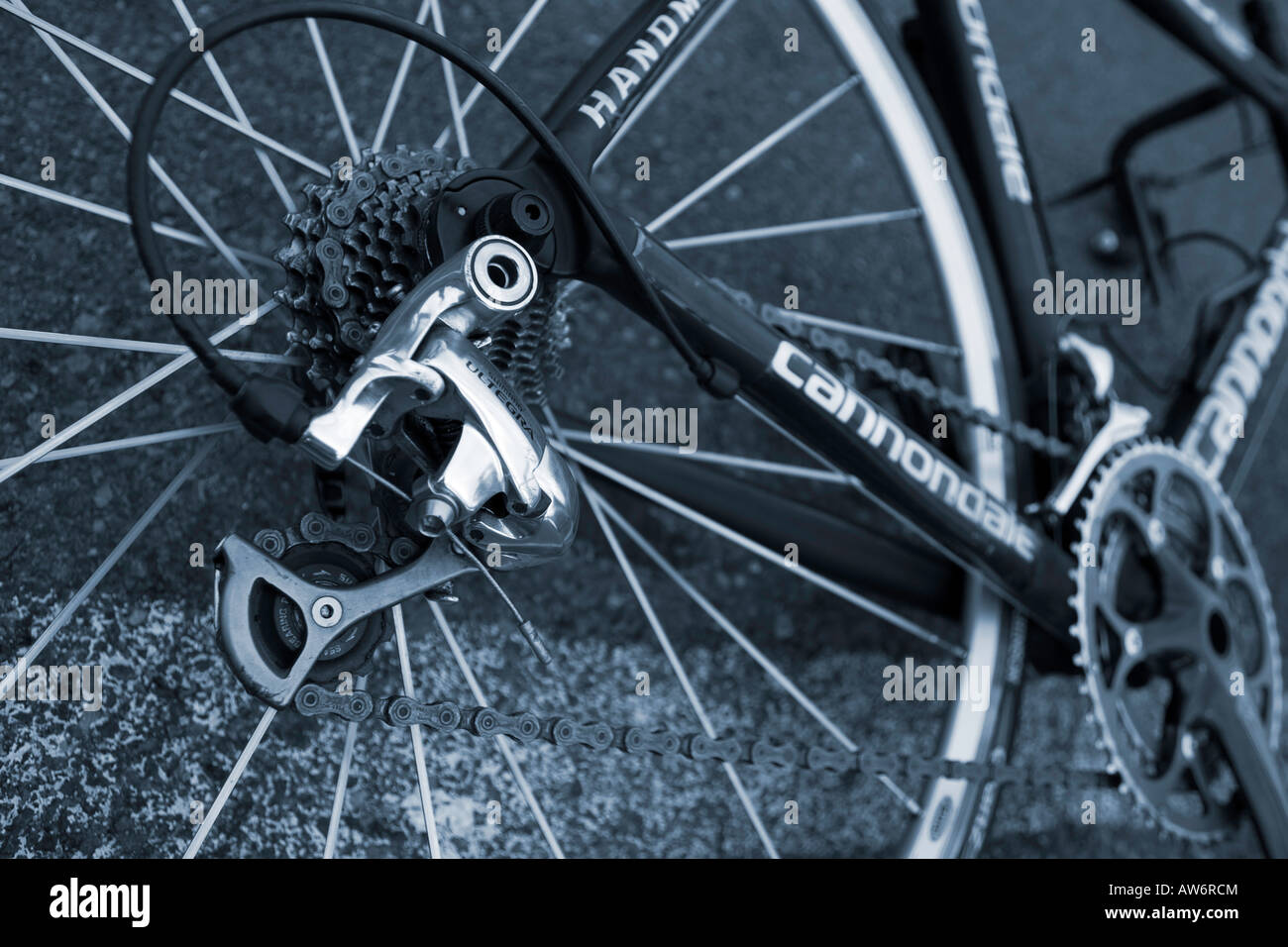 Ein Rennrad, liegend auf der einen Seite, Nahaufnahme des Schaltwerks und  Antrieb Stockfotografie - Alamy