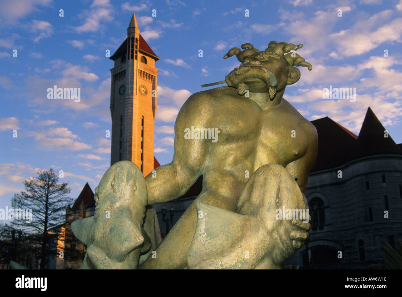 Union Station und eine Figur aus der Skulptur The Meeting of Waters in St. Louis, Missouri. Stockfoto