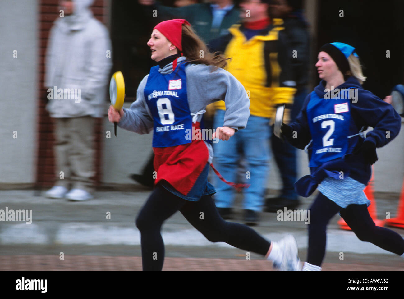 International Pancake Race statt in Liberal, Kansas, gleichzeitig mit einem in Olney, England. Stockfoto